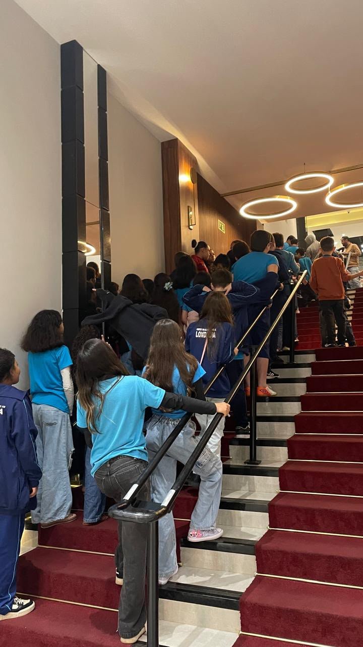 Turma de alunos assistindo à sessão fechada no Cinema Villa Rica em Londrina