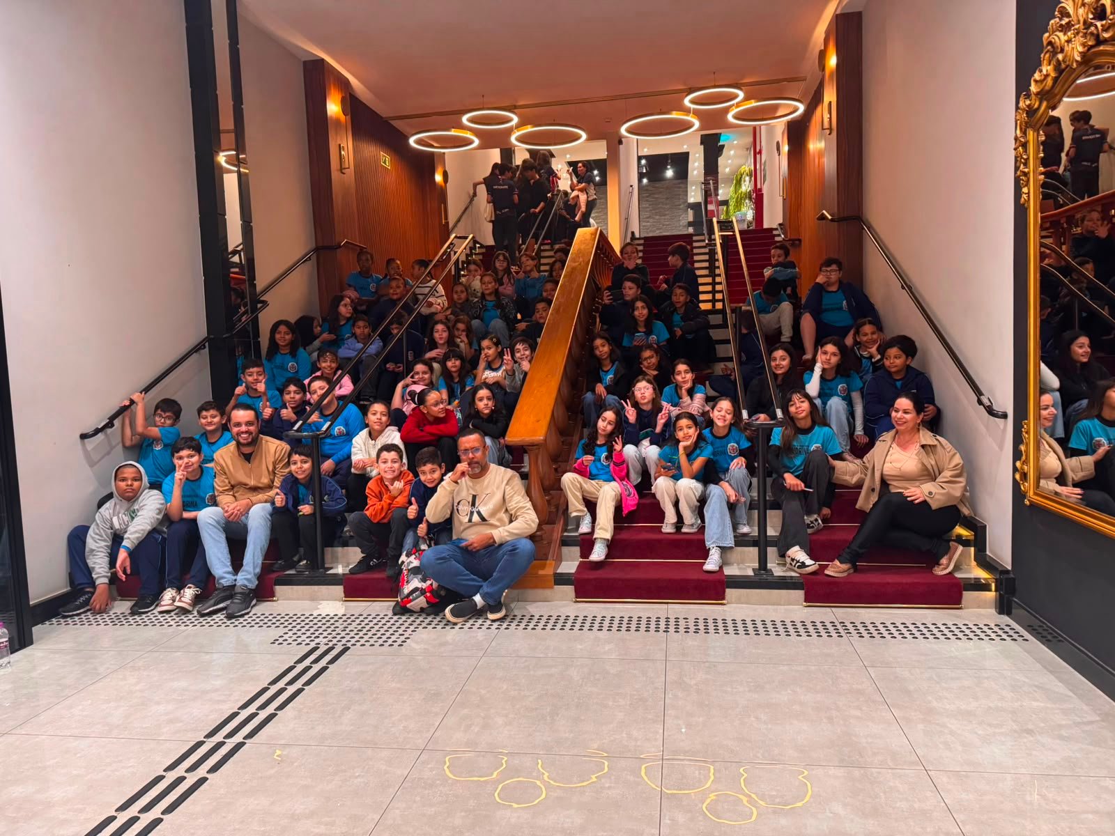 Turma reunida na escadaria principal do edifício histórico Villa Rica