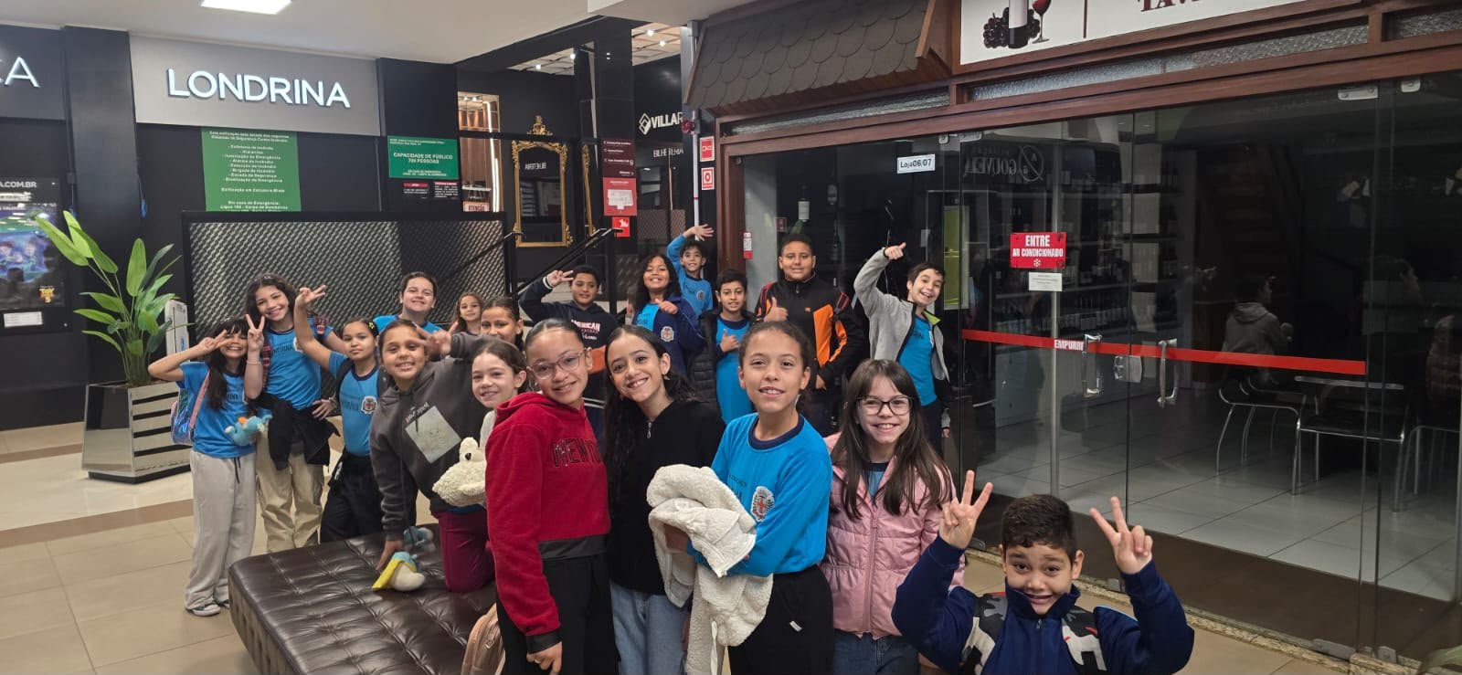 Alunos na fila da bomboniere e pipoca do Villa Rica