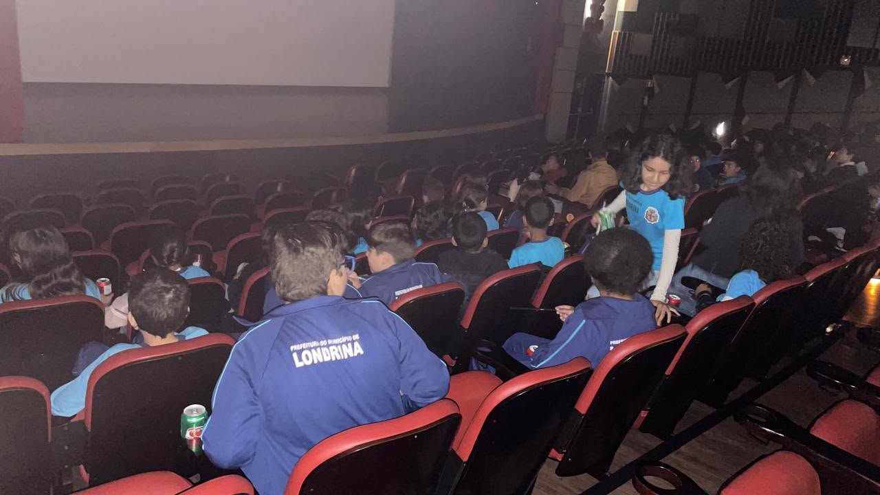 Turma de escola na bomboniere do Cinema Villa Rica em Londrina